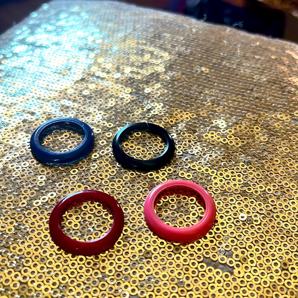 2 Gucci bezels for the vintage watch in good condition, black and red only.